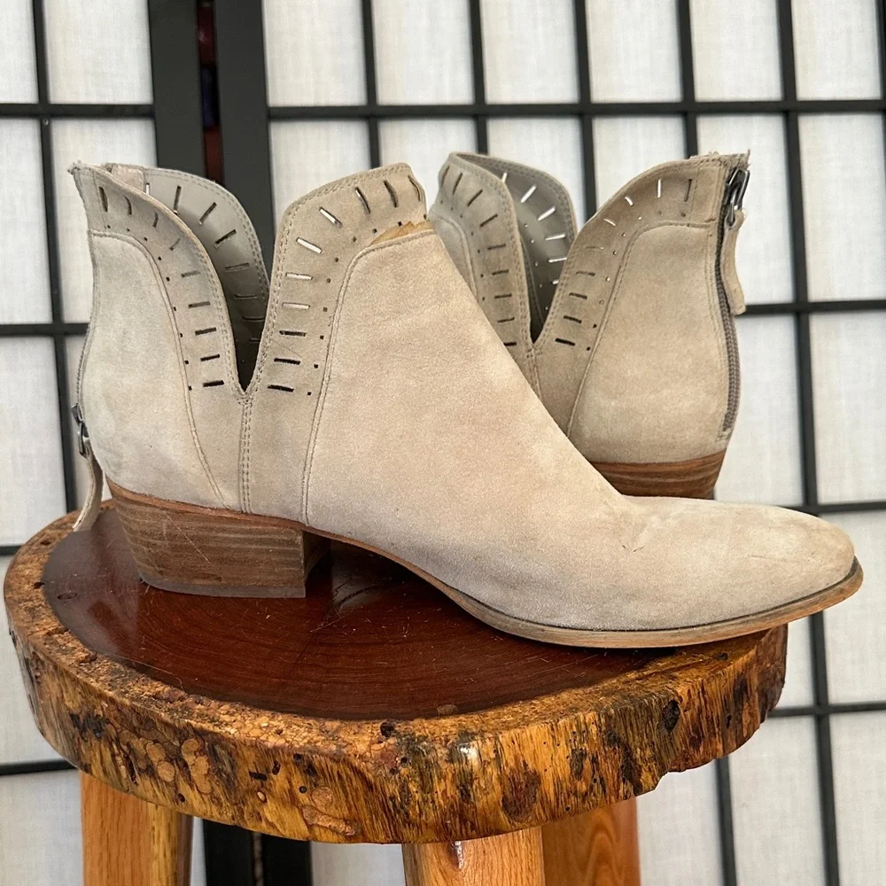 Caslon Soft Camel Colored Suede Ankle Booties Stacked Wooden Heel Size 9.5